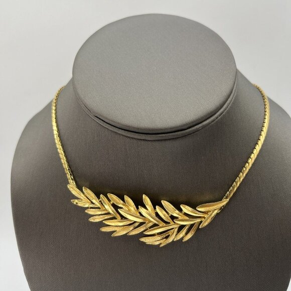 Vintage CROWN TRIFARI Laurel Wreath Pendant Necklace Gold Tone 17” - Picture 5 of 10